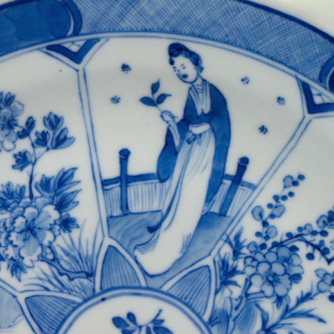 古玩陶瓷仕女花卉紋青花盤真品鑒賞圖