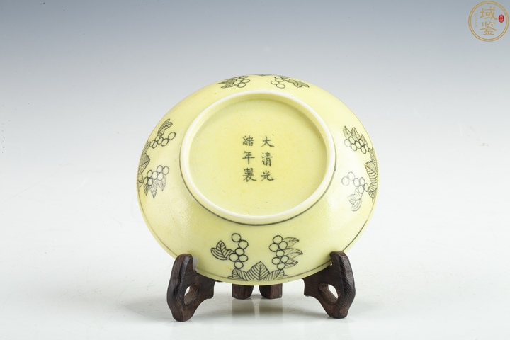 古玩陶瓷黃釉刻龍紋盤真品鑒賞圖