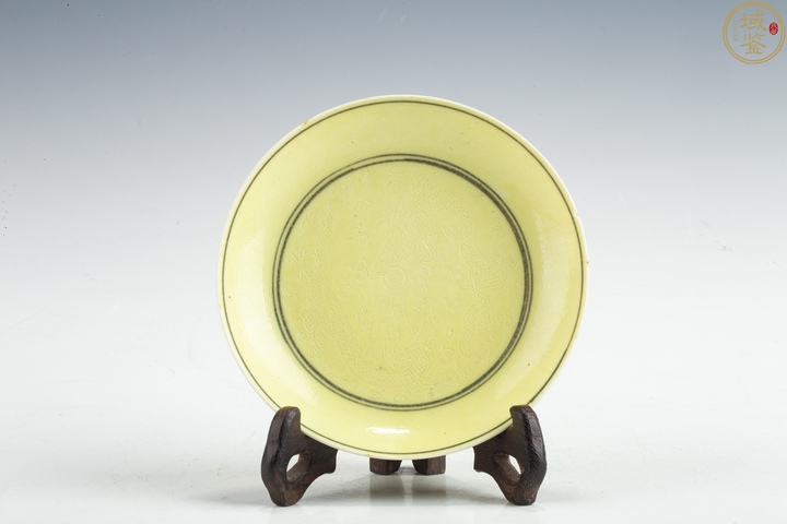 古玩陶瓷黃釉刻龍紋盤真品鑒賞圖