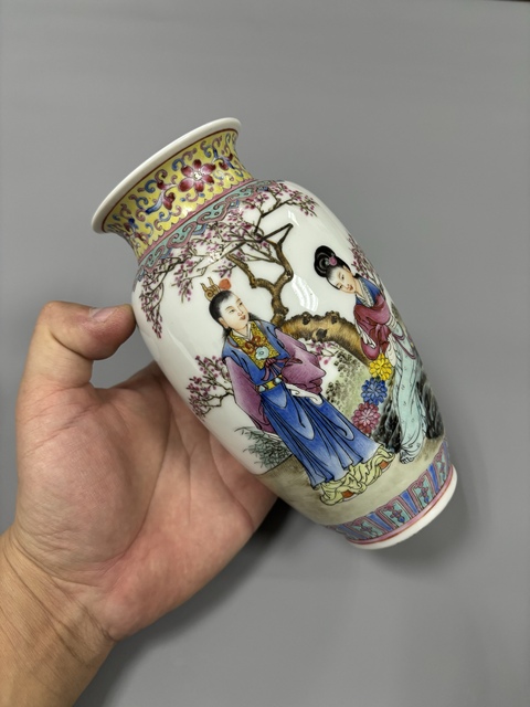 古玩陶瓷粉彩人物燈籠瓶真品鑒賞圖