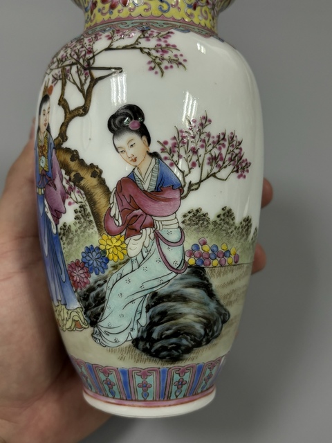 古玩陶瓷粉彩人物燈籠瓶真品鑒賞圖