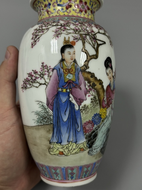 古玩陶瓷粉彩人物燈籠瓶真品鑒賞圖