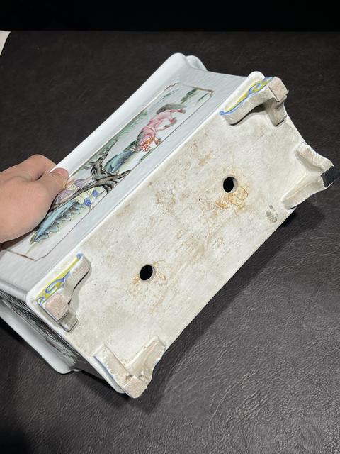 古玩陶瓷粉彩童子斗雞圖四方花盆真品鑒賞圖