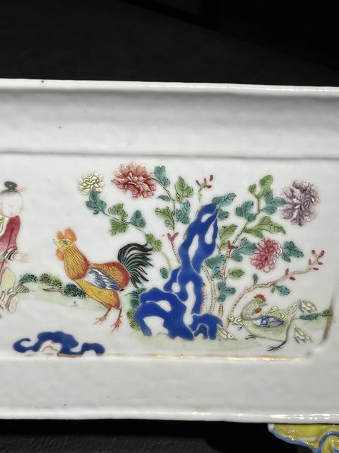 古玩陶瓷粉彩童子斗雞圖四方花盆真品鑒賞圖