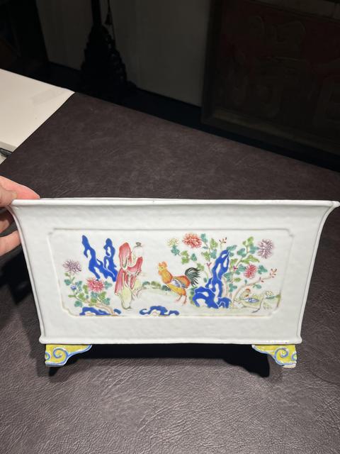 古玩陶瓷粉彩童子斗雞圖四方花盆真品鑒賞圖