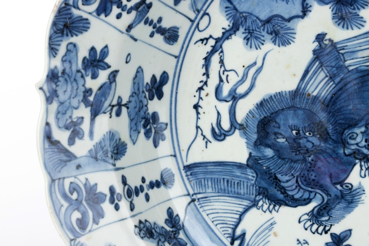 古玩陶瓷青花獅子紋花口盤真品鑒賞圖