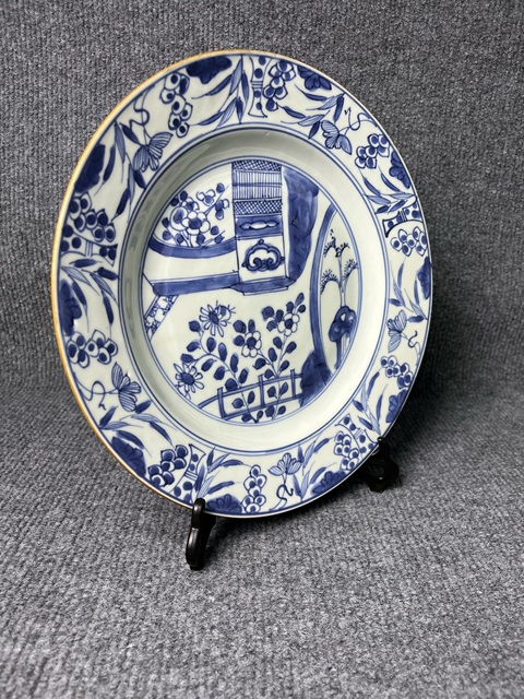 古玩陶瓷康熙青花庭院洞石花卉紋大盤真品鑒賞圖