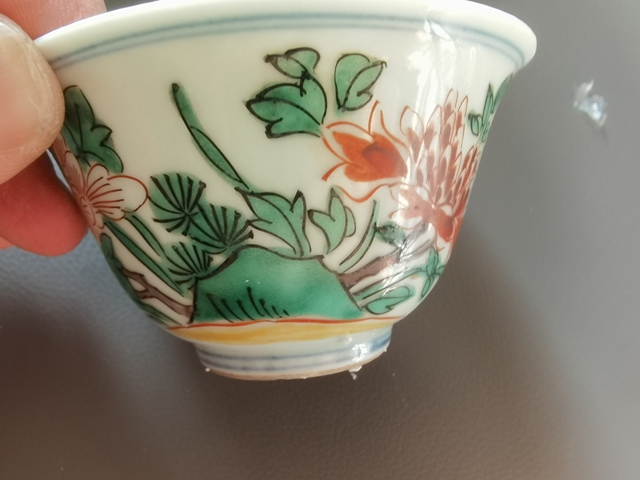 古玩陶瓷花卉紋五彩杯真品鑒賞圖