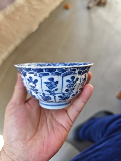 古玩陶瓷康熙花卉紋茶圓真品鑒賞圖