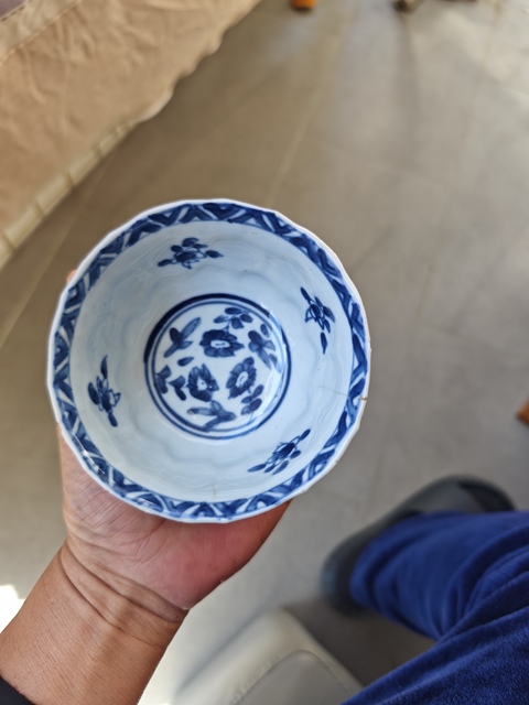 古玩陶瓷康熙花卉紋茶圓真品鑒賞圖