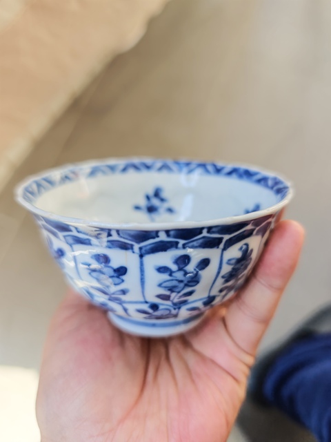 古玩陶瓷康熙花卉紋茶圓真品鑒賞圖