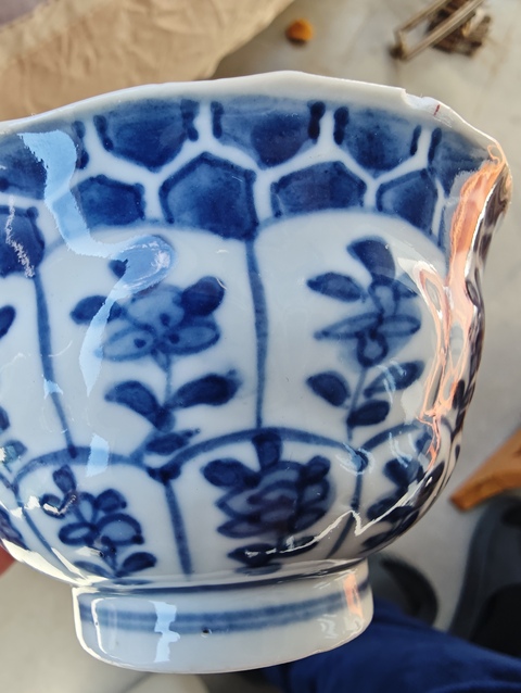 古玩陶瓷康熙花卉紋茶圓真品鑒賞圖