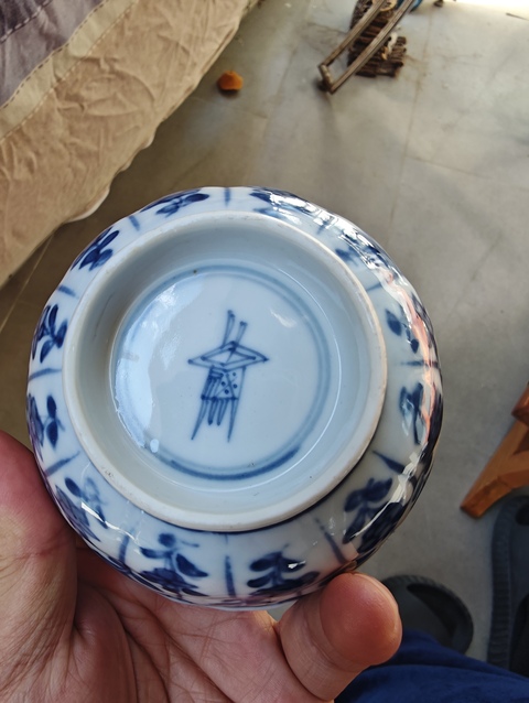 古玩陶瓷康熙花卉紋茶圓真品鑒賞圖