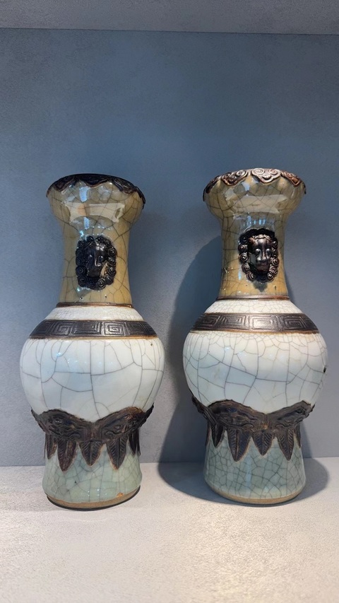 古玩陶瓷哥釉地鐵銹釉雙鋪首瓶真品鑒賞圖