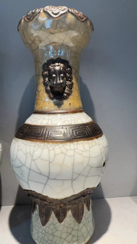 古玩陶瓷哥釉地鐵銹釉雙鋪首瓶真品鑒賞圖