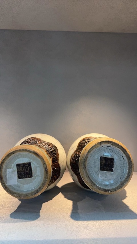 古玩陶瓷哥釉地鐵銹釉雙鋪首瓶真品鑒賞圖