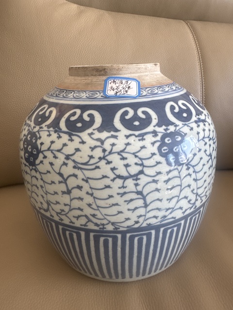 古玩陶瓷清中期 青花纏枝蓮紋罐真品鑒賞圖