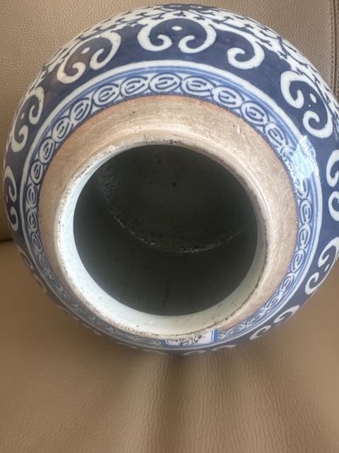 古玩陶瓷清中期 青花纏枝蓮紋罐真品鑒賞圖