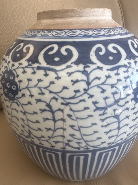 古玩陶瓷清中期 青花纏枝蓮紋罐真品鑒賞圖