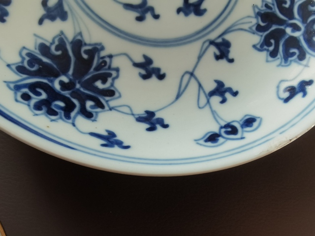 古玩陶瓷纏枝花卉紋青花盤真品鑒賞圖