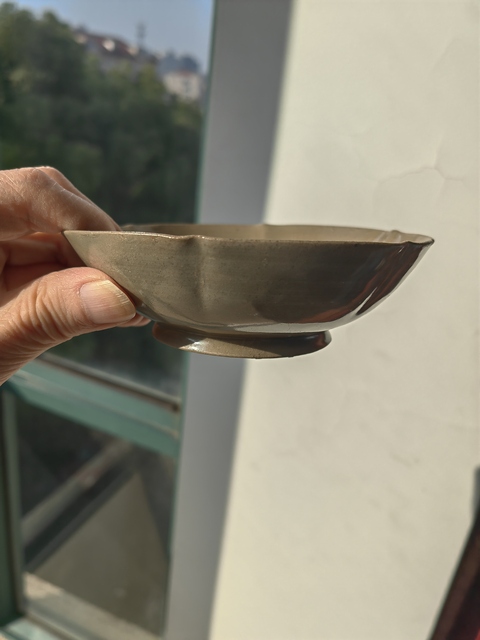 古玩陶瓷越窯青瓷葵口碗真品鑒賞圖