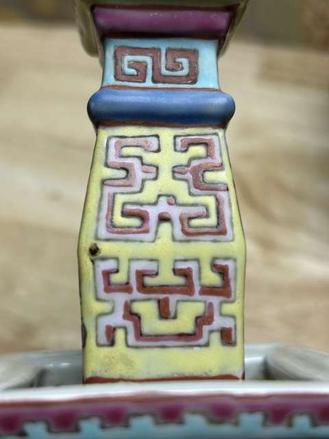 古玩陶瓷粉彩夔龍紋四方燭臺真品鑒賞圖