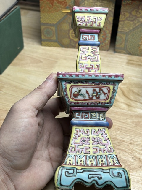 古玩陶瓷粉彩夔龍紋四方燭臺真品鑒賞圖