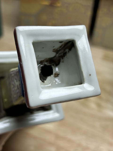 古玩陶瓷粉彩夔龍紋四方燭臺真品鑒賞圖