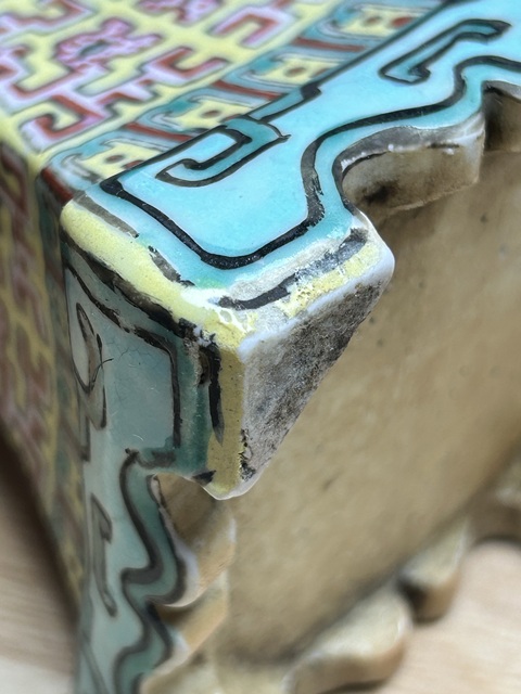 古玩陶瓷粉彩夔龍紋四方燭臺真品鑒賞圖