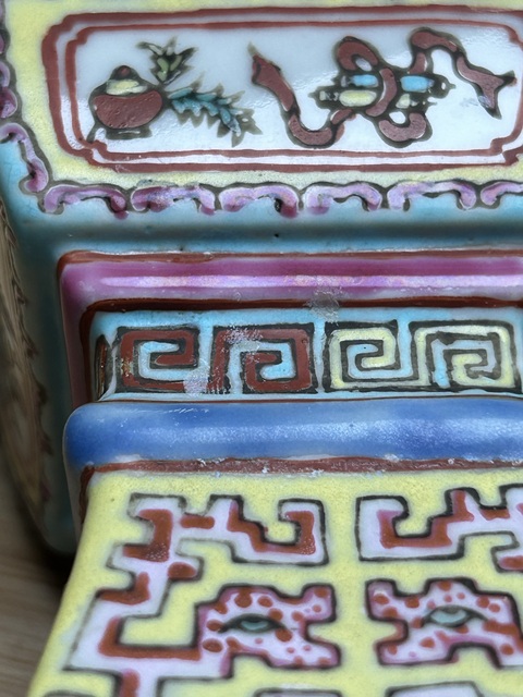 古玩陶瓷粉彩夔龍紋四方燭臺真品鑒賞圖