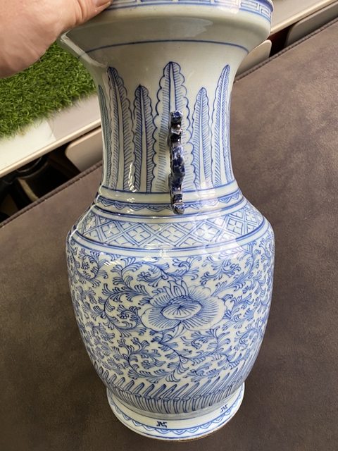 古玩陶瓷清嘉慶青花纏枝花卉紋雙耳盤口尊真品鑒賞圖