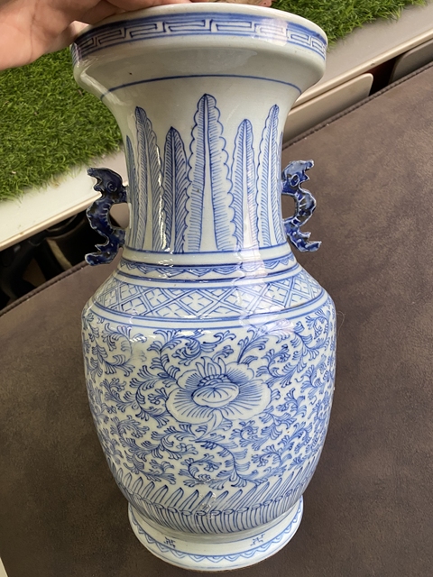 古玩陶瓷清嘉慶青花纏枝花卉紋雙耳盤口尊真品鑒賞圖