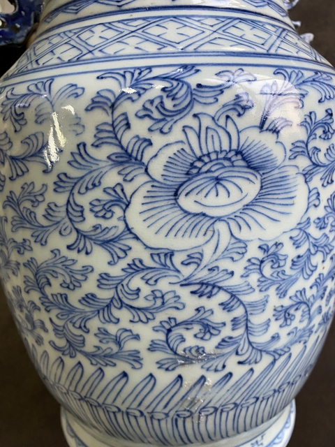 古玩陶瓷清嘉慶青花纏枝花卉紋雙耳盤口尊真品鑒賞圖