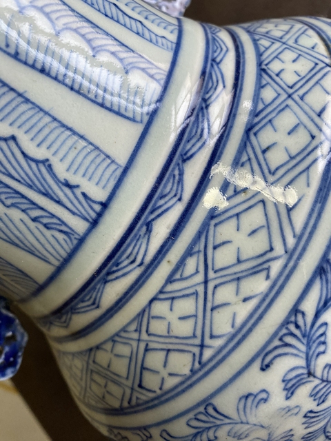 古玩陶瓷清嘉慶青花纏枝花卉紋雙耳盤口尊真品鑒賞圖