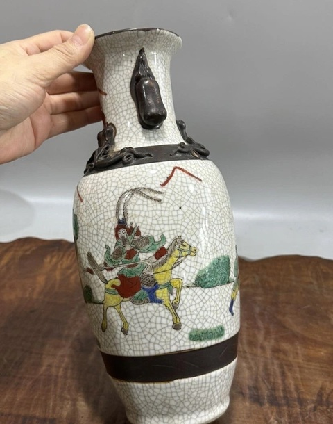 古玩陶瓷哥釉五彩刀馬人物瓶真品鑒賞圖