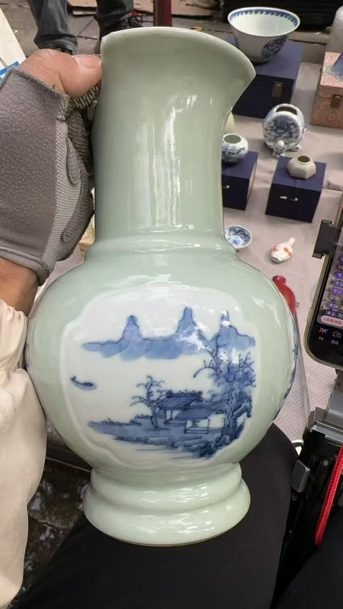 古玩陶瓷民國豆青釉開光青花山水琵琶尊真品鑒賞圖