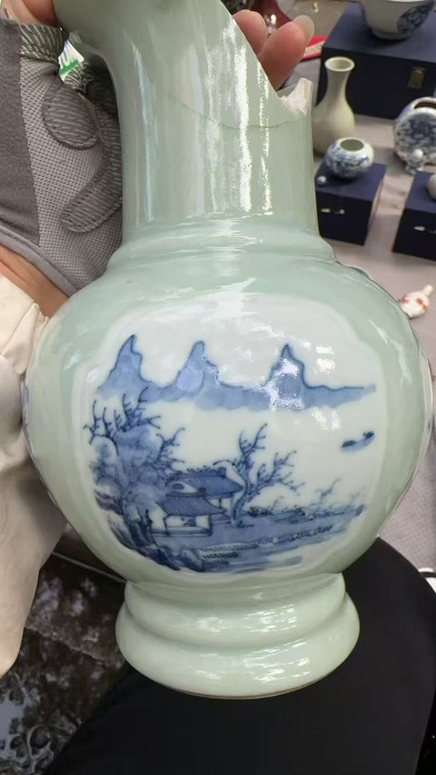 古玩陶瓷民國豆青釉開光青花山水琵琶尊真品鑒賞圖