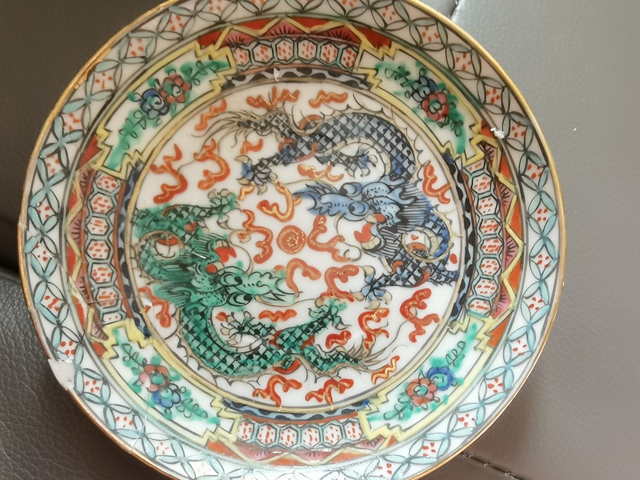 古玩陶瓷趕珠龍紋廣彩盤真品鑒賞圖
