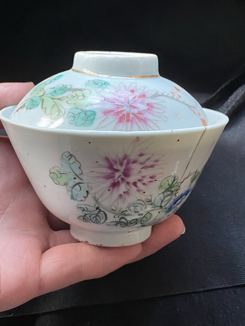 古玩陶瓷花卉紋粉彩蓋杯真品鑒賞圖