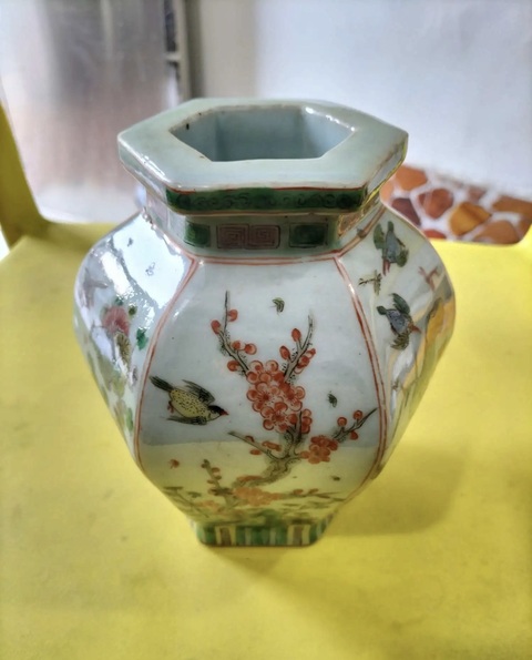 古玩陶瓷五彩六方瓶真品鑒賞圖