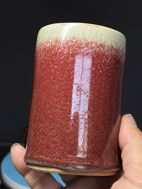 古玩陶瓷郎紅釉筆筒真品鑒賞圖