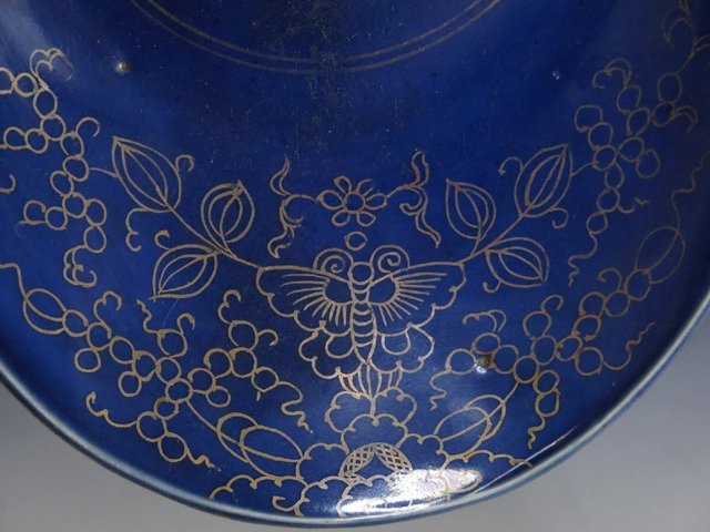 古玩陶瓷藍釉描金花蝶紋盤真品鑒賞圖