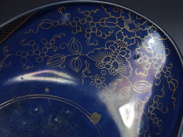古玩陶瓷藍釉描金花蝶紋盤真品鑒賞圖