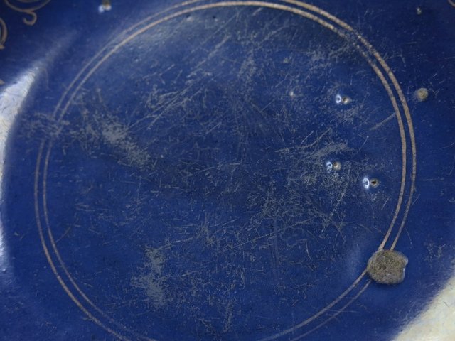 古玩陶瓷藍釉描金花蝶紋盤真品鑒賞圖