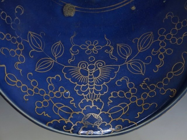 古玩陶瓷藍釉描金花蝶紋盤真品鑒賞圖