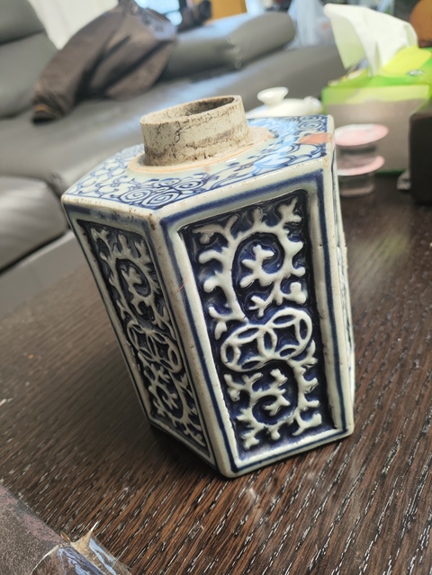 古玩陶瓷青花浮雕花卉紋六方茶葉罐真品鑒賞圖