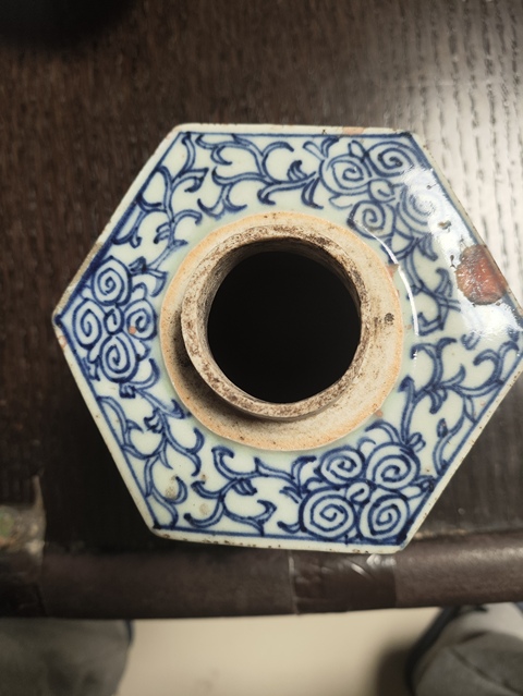 古玩陶瓷青花浮雕花卉紋六方茶葉罐真品鑒賞圖