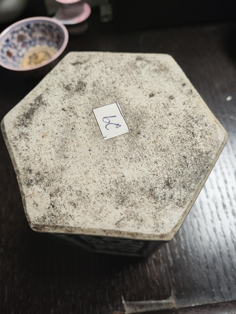 古玩陶瓷青花浮雕花卉紋六方茶葉罐真品鑒賞圖