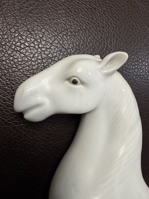 古玩陶瓷白釉馬擺件真品鑒賞圖