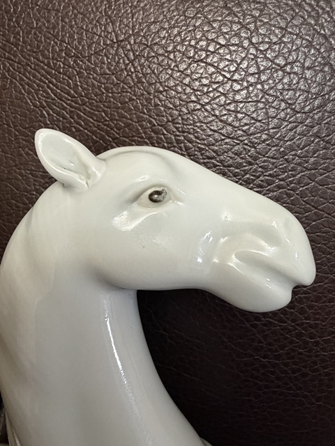 古玩陶瓷白釉馬擺件真品鑒賞圖